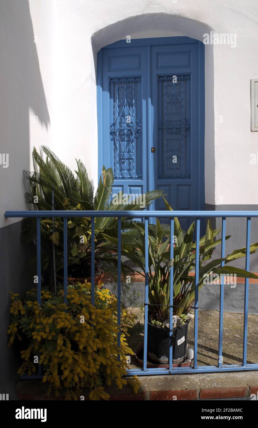 Porte peinte en bleu à une maison, Canillas de Albaida, Andalousie, Espagne. Banque D'Images