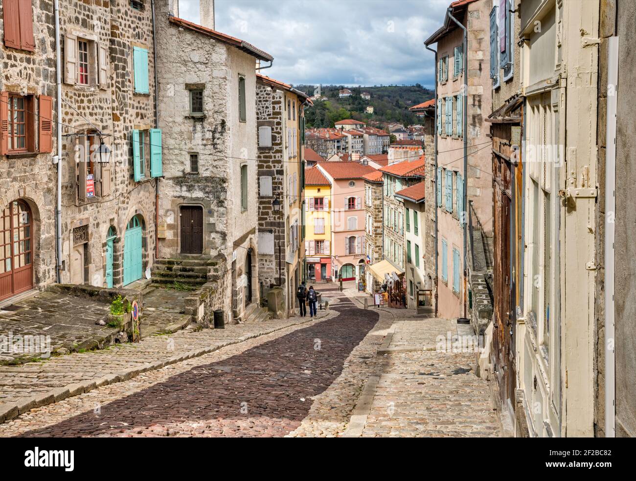 Rue Grangevieille dans le centre historique du Puy-en-Velay, département de la haute-Loire, région Auvergne-Rhône-Alpes, France Banque D'Images