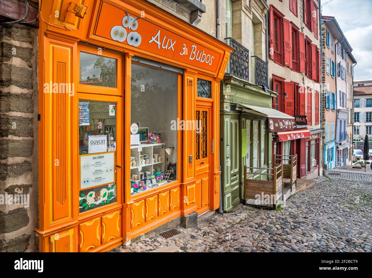 Façade du magasin rue Meymard dans le centre historique du Puy-en-Velay, département de la haute-Loire, région Auvergne-Rhône-Alpes, France Banque D'Images