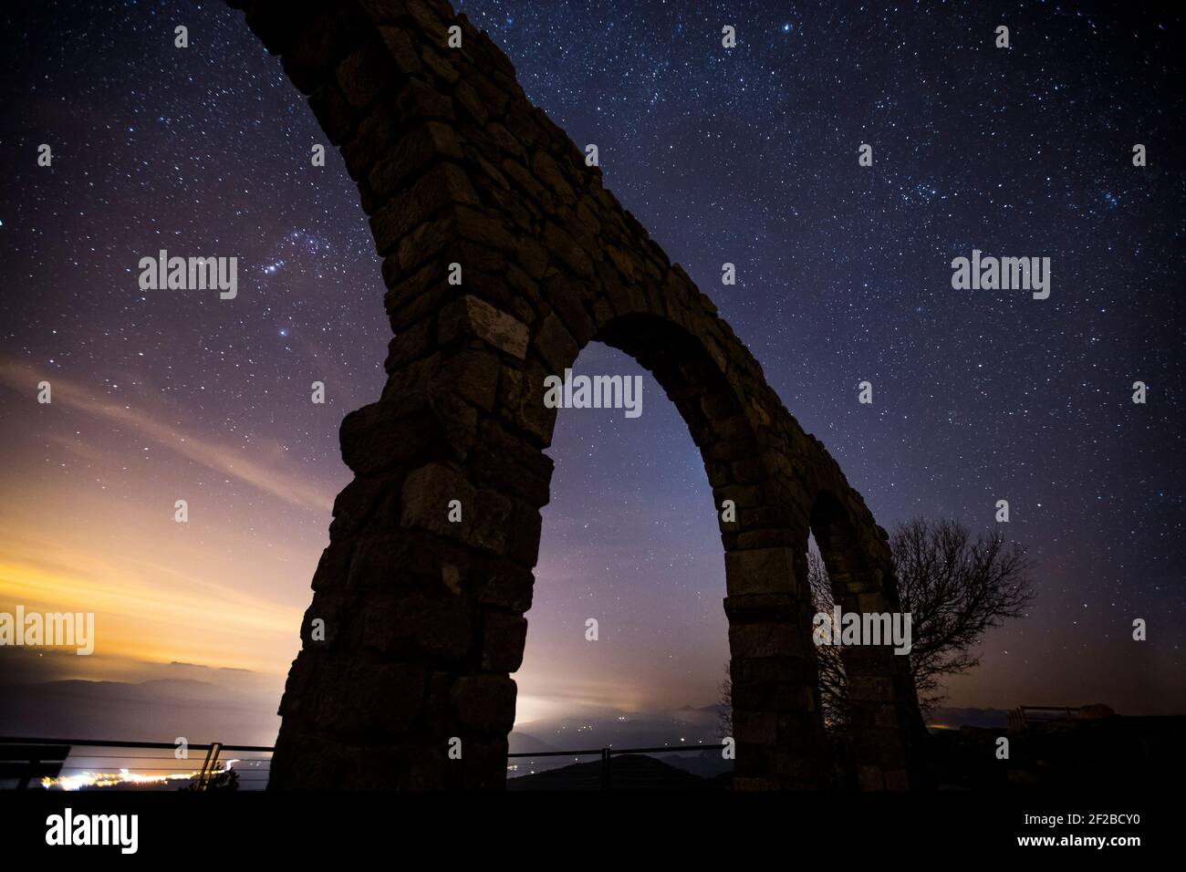 Milky Way au-dessus de Mare de Deu Del Mont, la Garrotxa, Gérone, Catalogne, Espagne Banque D'Images