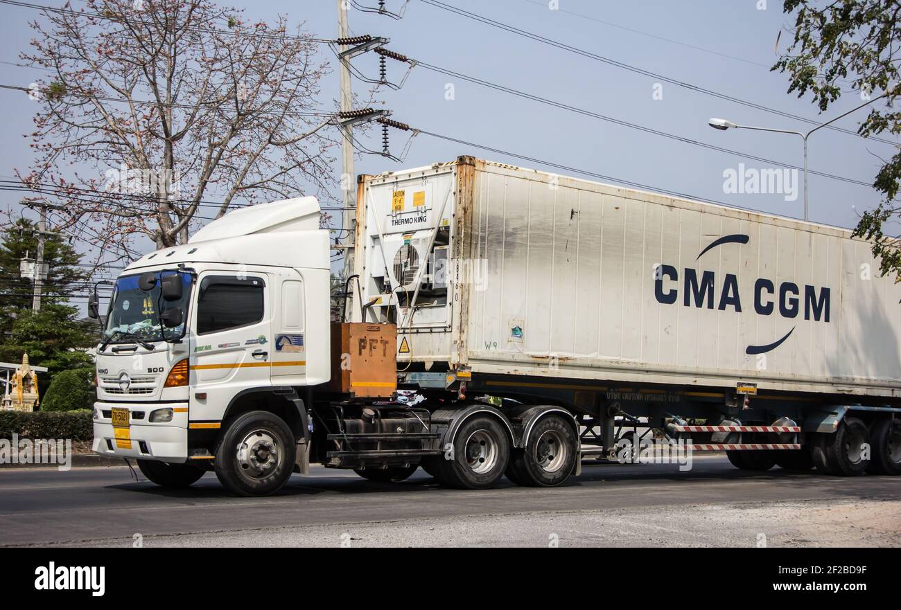 Chiangmai, Thaïlande - février 9 2021: Remorque conteneur camion de cargaison de Perfect Trailer Company. Photo sur la route n°1001 à environ 8 km du centre ville, Banque D'Images