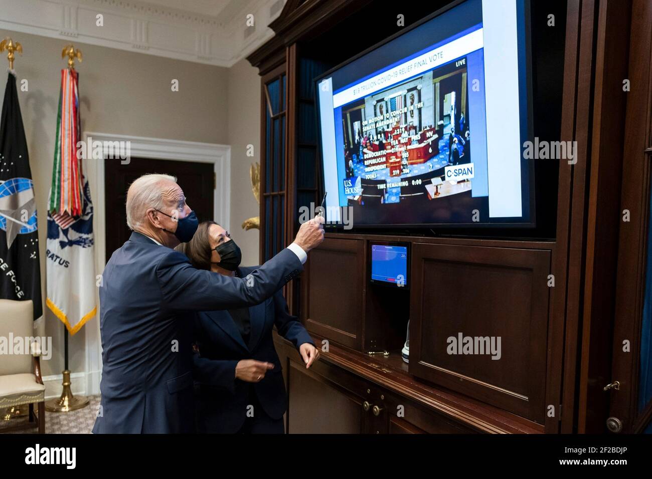 Washington, États-Unis d'Amérique. 10 mars 2021. Le président américain Joe Biden et le vice-président Kamala Harris, regardent le vote de la Chambre sur le Plan de sauvetage américain fournissant le soulagement de COVID de la salle du Cabinet la Maison Blanche le 10 mars 2021 à Washington, DC crédit: Planetpix/Alamy Live News Banque D'Images