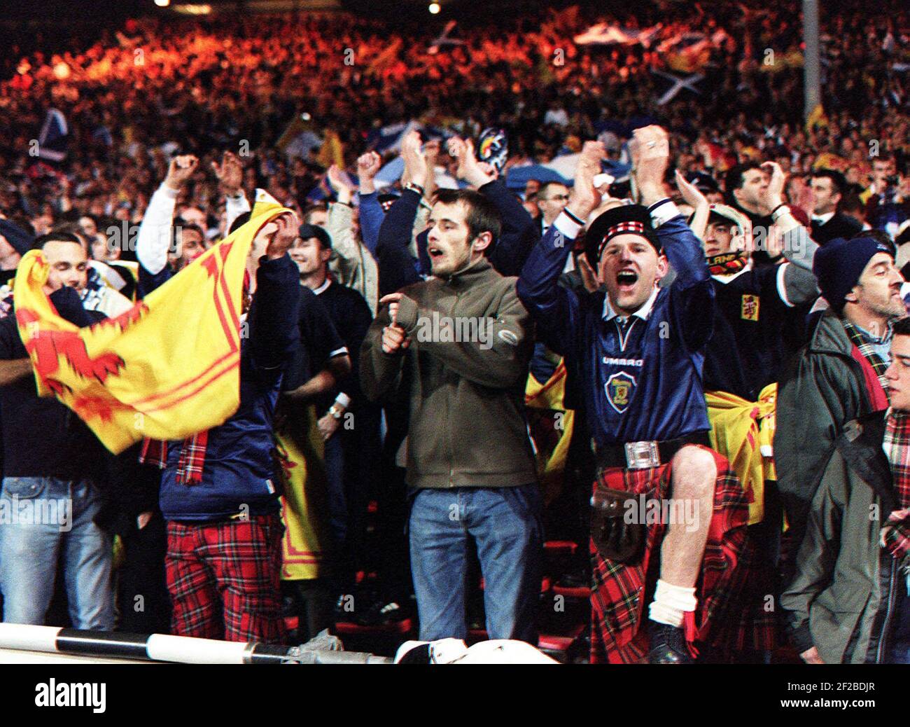 FANS À LA FIN DE L'ECOSSE V ANGLETERRE NOVEMBRE MATCH DE QUALIFICATION DE 1999 EURO 2000 APRÈS QUE L'ÉCOSSE AIT GAGNÉ 1-0 Banque D'Images