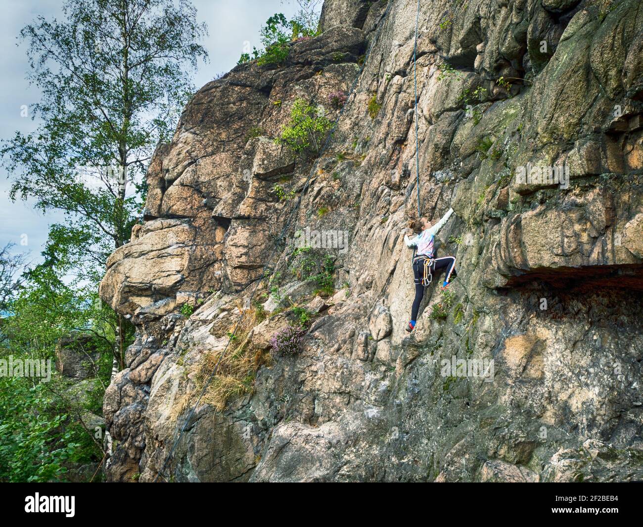 Fille escalade dans les montagnes de table, Pologne Banque D'Images
