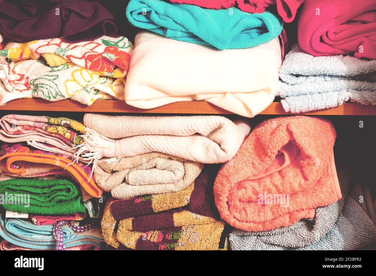 Photo Linge Le linge plié propre se trouve sur l'étagère de la garde-robe ...