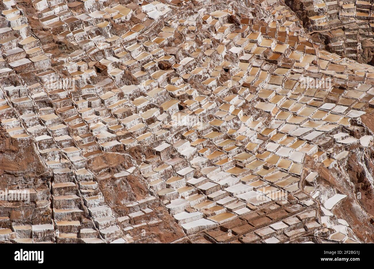 Marmites de sel inca, terrasses de sel et salin de Pichintoto, Salineras de Maras, Vallée Sacrée des Incas, Urubamba près de Cusco, Pérou Banque D'Images