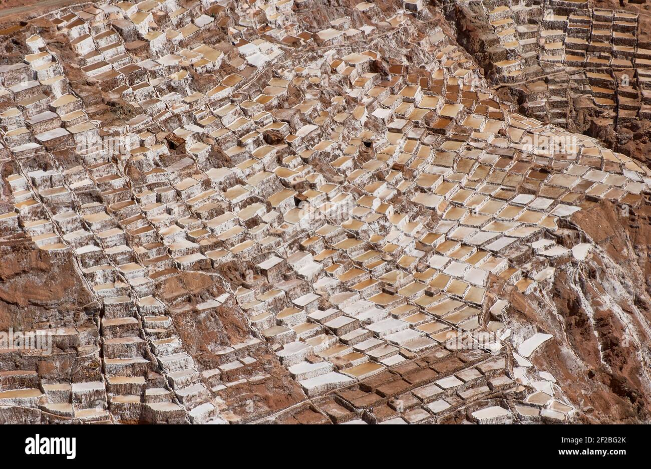 Marmites de sel inca, terrasses de sel et salin de Pichintoto, Salineras de Maras, Vallée Sacrée des Incas, Urubamba près de Cusco, Pérou Banque D'Images