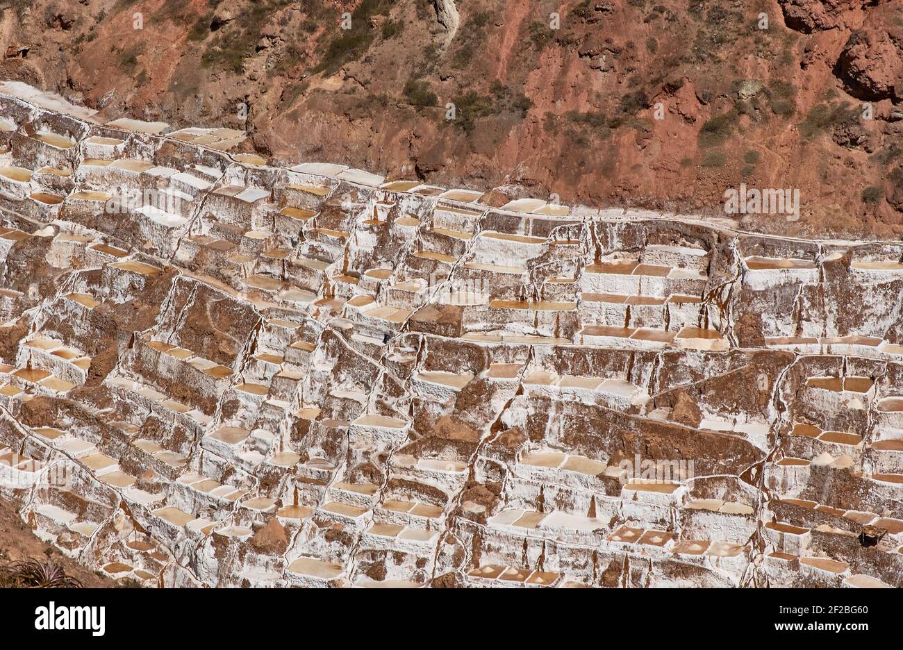 Marmites de sel inca, terrasses de sel et salin de Pichintoto, Salineras de Maras, Vallée Sacrée des Incas, Urubamba près de Cusco, Pérou Banque D'Images