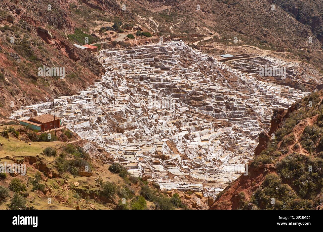 Marmites de sel inca, terrasses de sel et salin de Pichintoto, Salineras de Maras, Vallée Sacrée des Incas, Urubamba près de Cusco, Pérou Banque D'Images