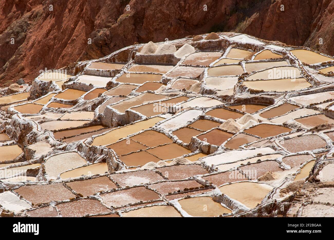 Marmites de sel inca, terrasses de sel et salin de Pichintoto, Salineras de Maras, Vallée Sacrée des Incas, Urubamba près de Cusco, Pérou Banque D'Images