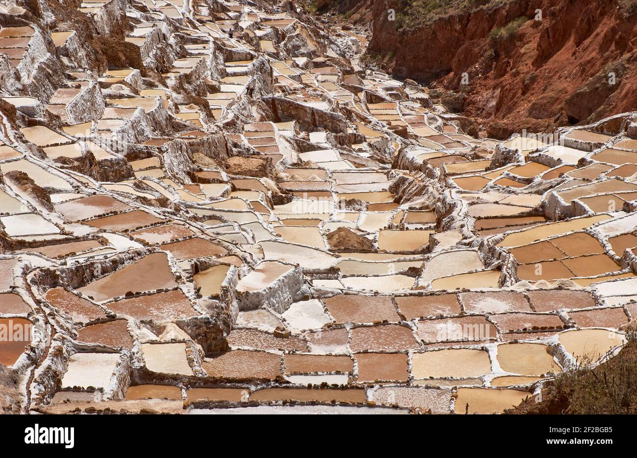 Marmites de sel inca, terrasses de sel et salin de Pichintoto, Salineras de Maras, Vallée Sacrée des Incas, Urubamba près de Cusco, Pérou Banque D'Images