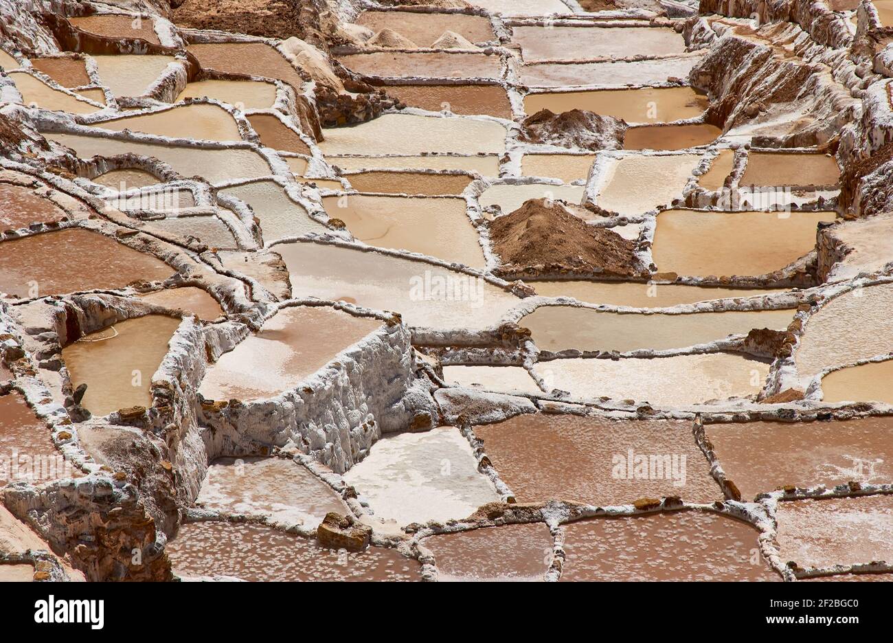 Marmites de sel inca, terrasses de sel et salin de Pichintoto, Salineras de Maras, Vallée Sacrée des Incas, Urubamba près de Cusco, Pérou Banque D'Images