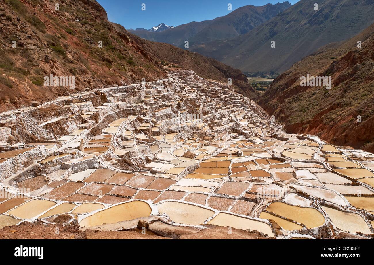 Marmites de sel inca, terrasses de sel et salin de Pichintoto, Salineras de Maras, Vallée Sacrée des Incas, Urubamba près de Cusco, Pérou Banque D'Images