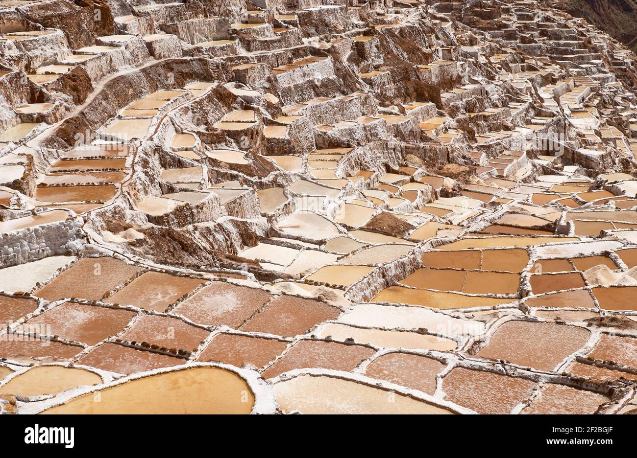 Marmites de sel inca, terrasses de sel et salin de Pichintoto, Salineras de Maras, Vallée Sacrée des Incas, Urubamba près de Cusco, Pérou Banque D'Images