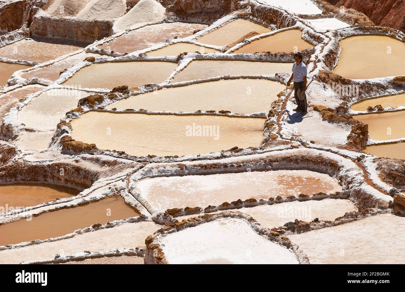 Marmites de sel inca, terrasses de sel et salin de Pichintoto, Salineras de Maras, Vallée Sacrée des Incas, Urubamba près de Cusco, Pérou Banque D'Images