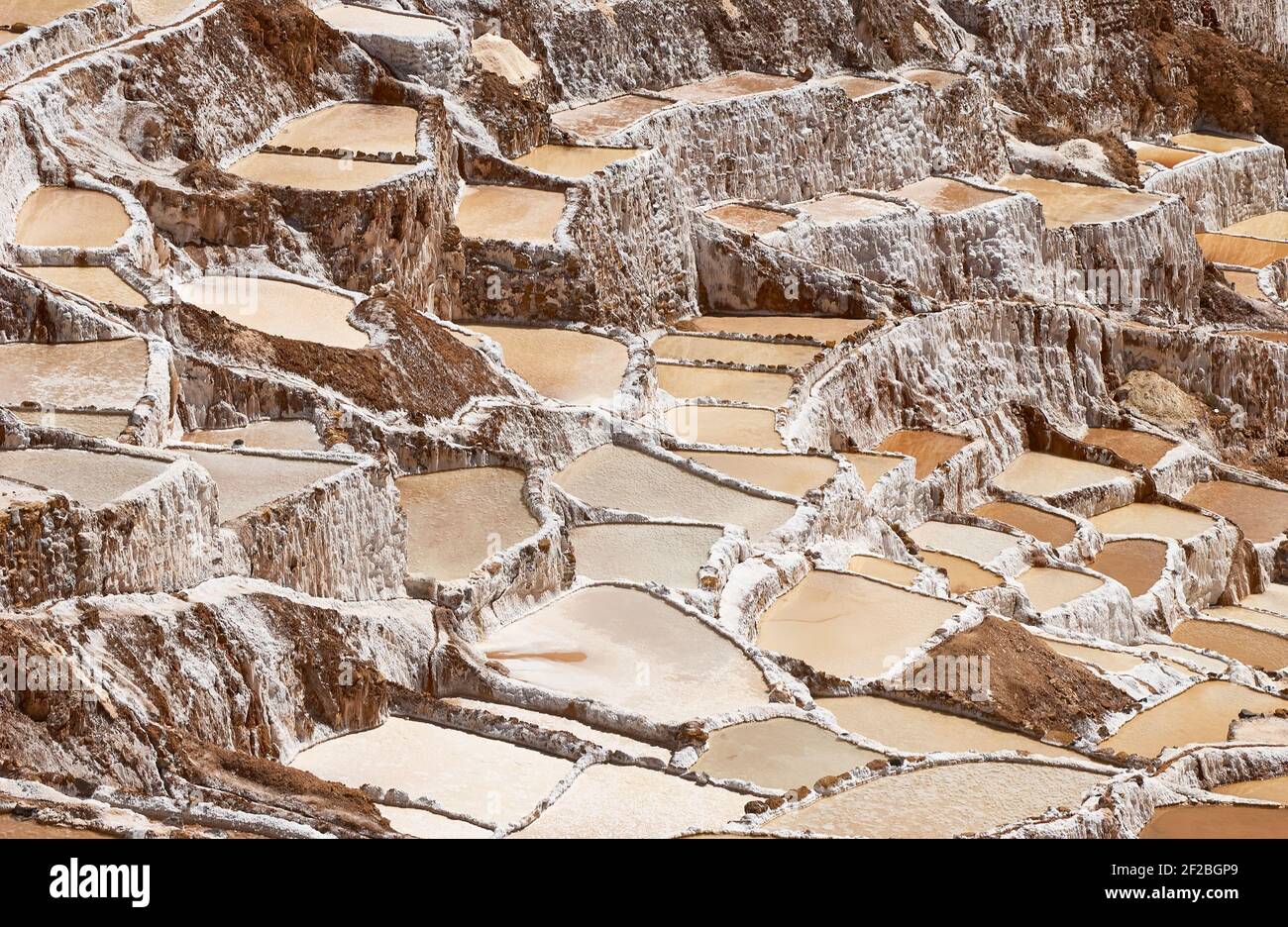 Marmites de sel inca, terrasses de sel et salin de Pichintoto, Salineras de Maras, Vallée Sacrée des Incas, Urubamba près de Cusco, Pérou Banque D'Images
