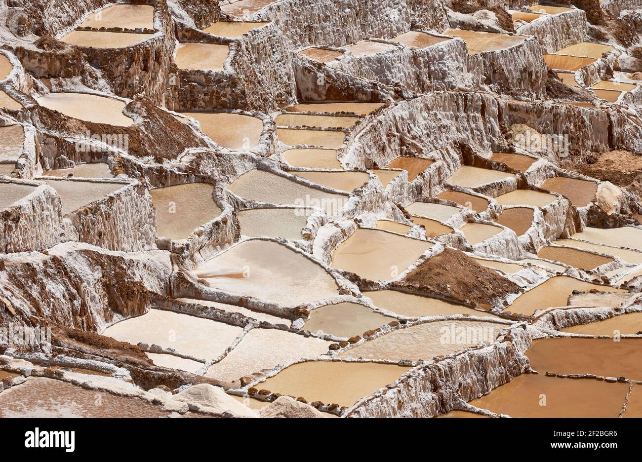 Marmites de sel inca, terrasses de sel et salin de Pichintoto, Salineras de Maras, Vallée Sacrée des Incas, Urubamba près de Cusco, Pérou Banque D'Images