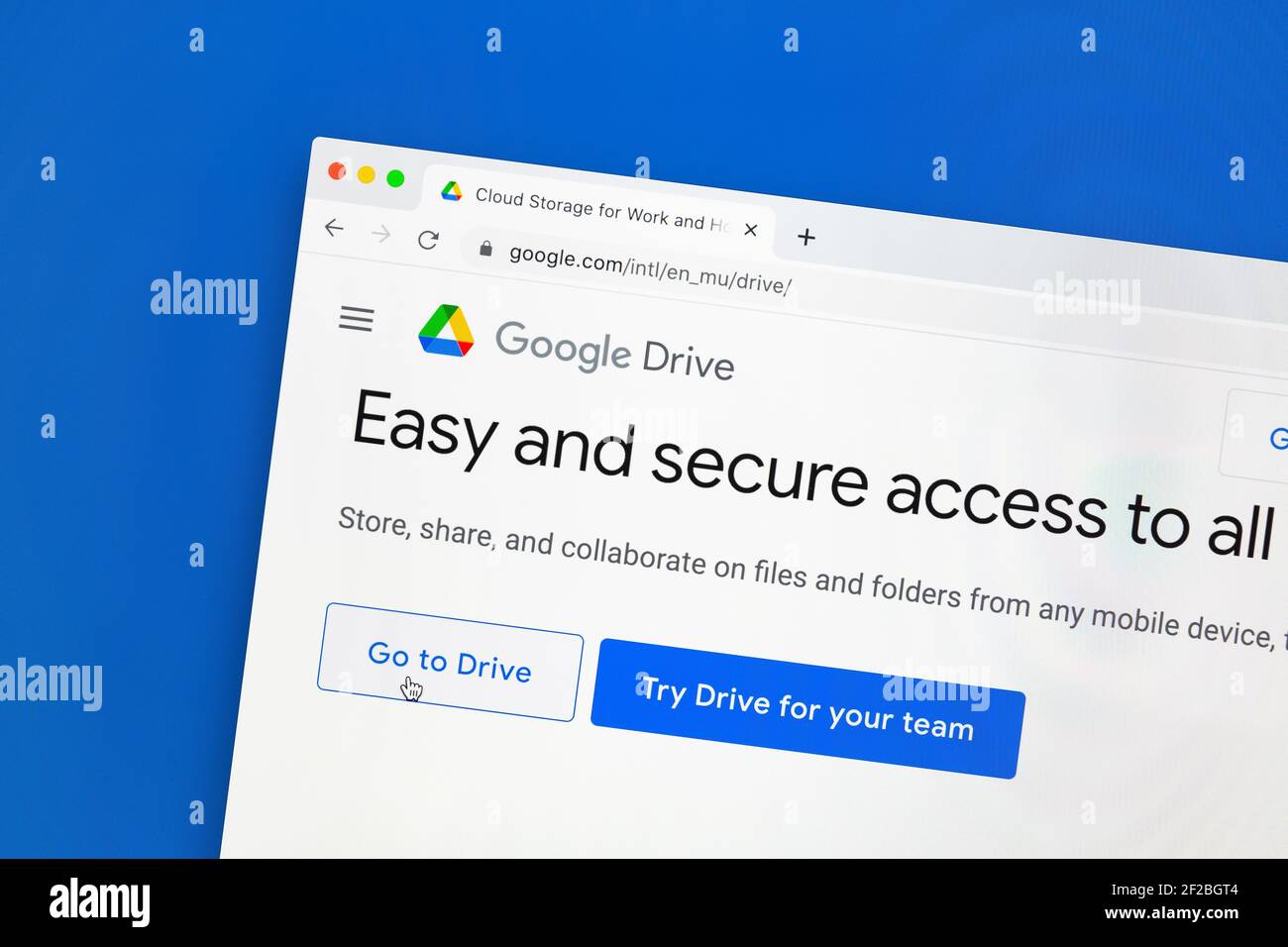 Ostersund, Suède - 23 janvier 2021 gros plan du site de Google Drive sous une loupe. Google Drive est un service de stockage et de synchronisation de fichiers Banque D'Images