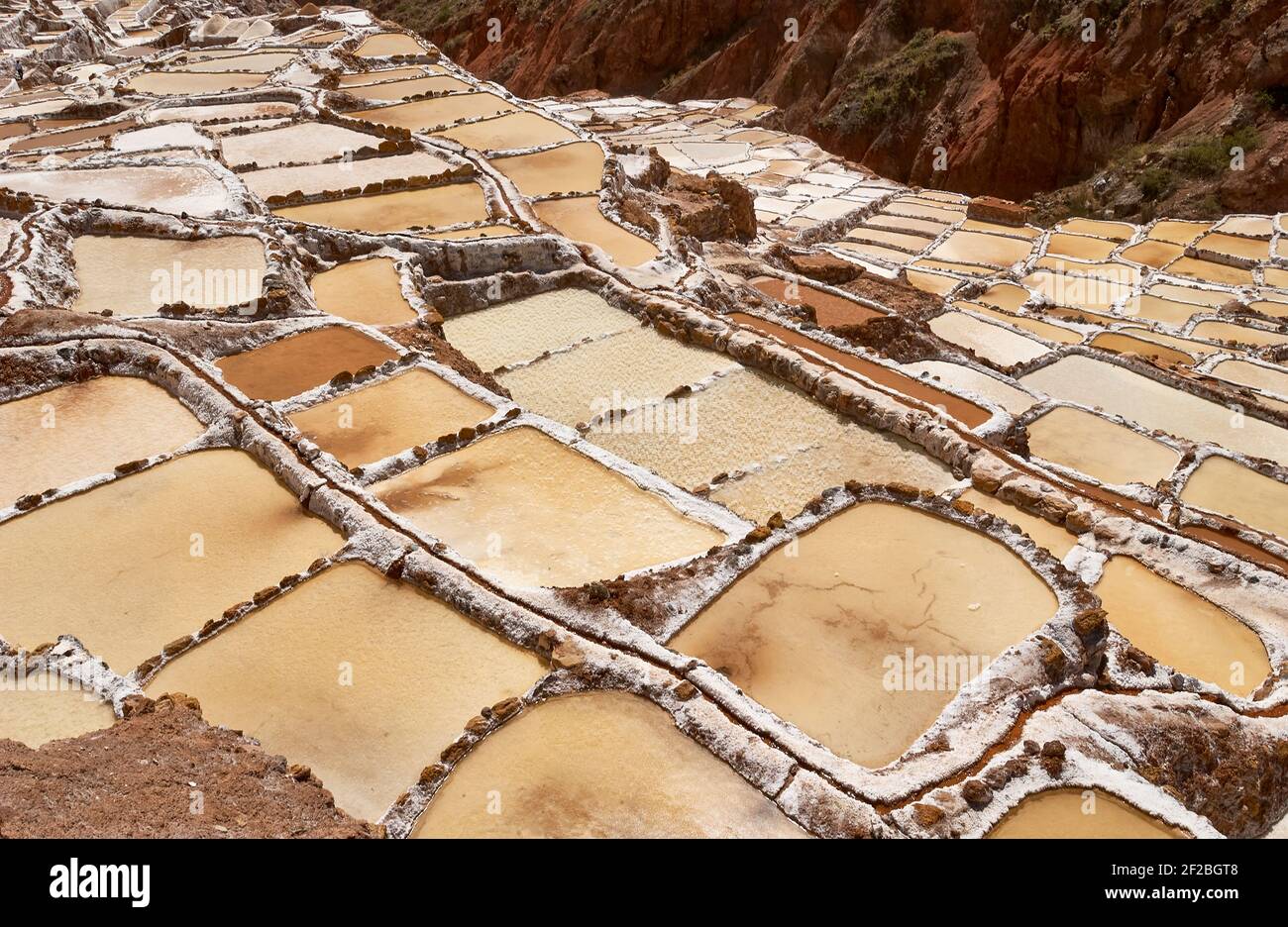 Marmites de sel inca, terrasses de sel et salin de Pichintoto, Salineras de Maras, Vallée Sacrée des Incas, Urubamba près de Cusco, Pérou Banque D'Images