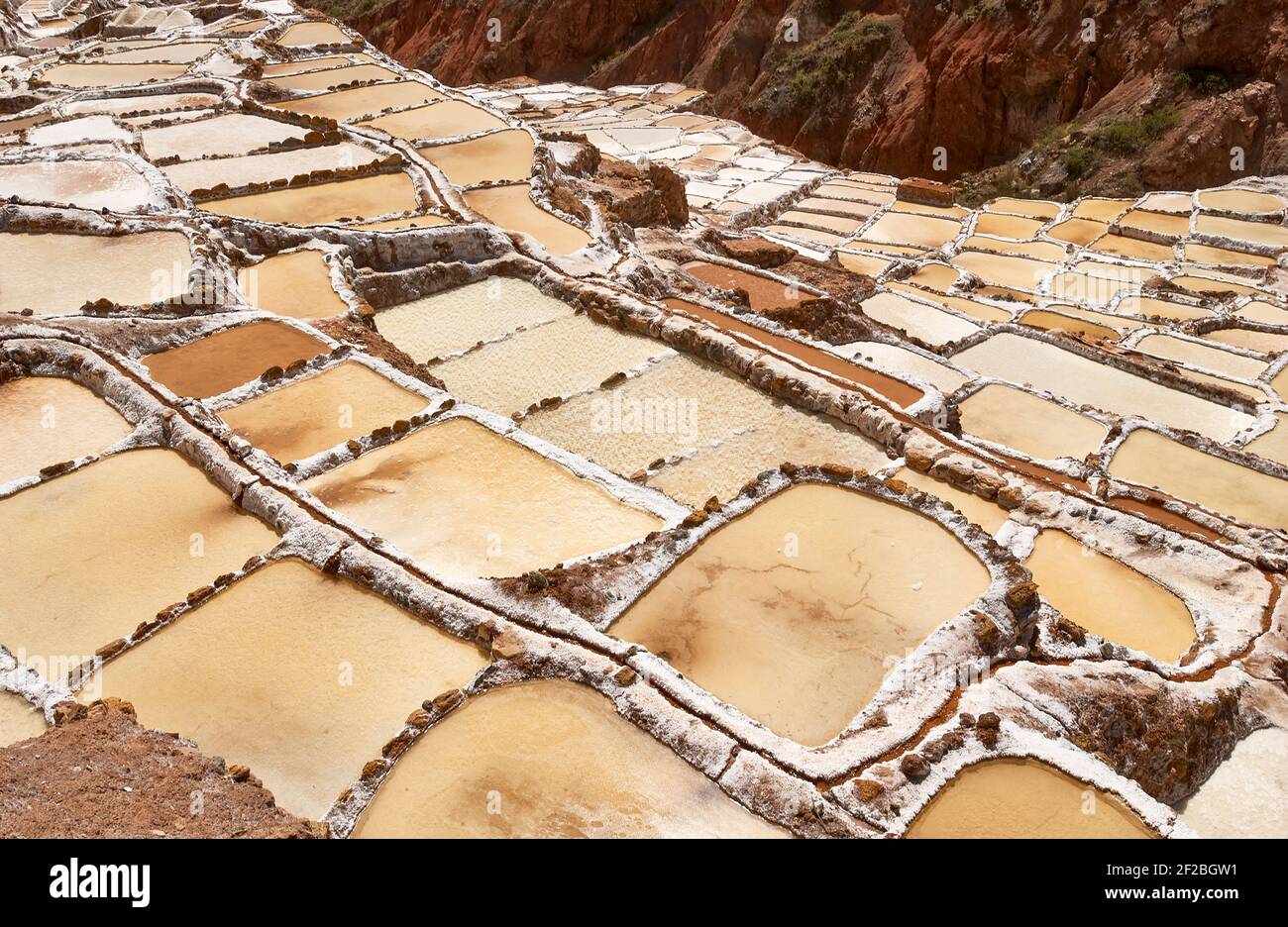 Marmites de sel inca, terrasses de sel et salin de Pichintoto, Salineras de Maras, Vallée Sacrée des Incas, Urubamba près de Cusco, Pérou Banque D'Images
