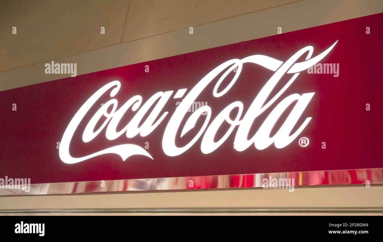 Tokyo, Japon - 5 avril 2016. Panneau Coca Cola. Coca-Cola, ou Coca-Cola, est une boisson gazeuse fabriquée par la Coca-Cola Company. Banque D'Images