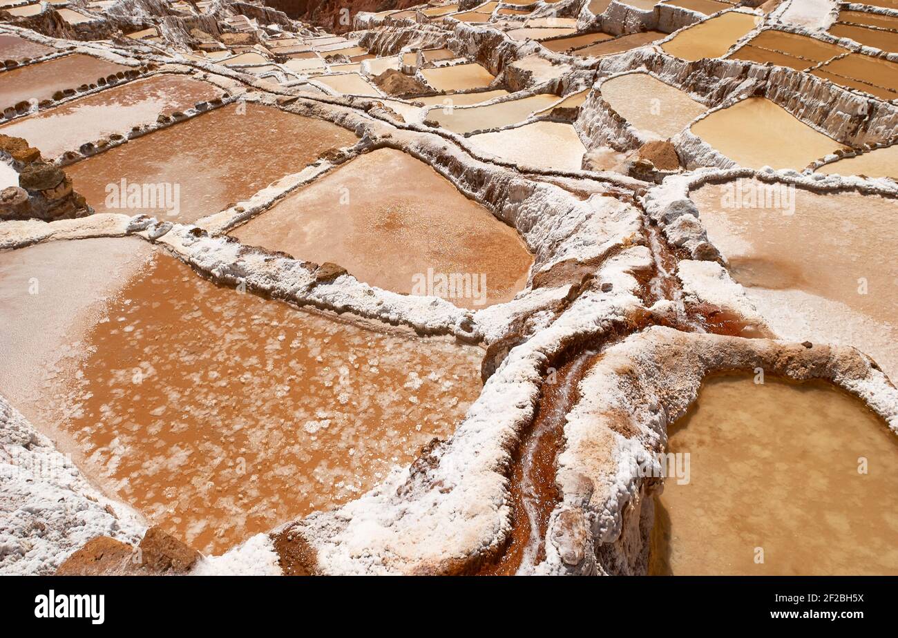 Marmites de sel inca, terrasses de sel et salin de Pichintoto, Salineras de Maras, Vallée Sacrée des Incas, Urubamba près de Cusco, Pérou Banque D'Images