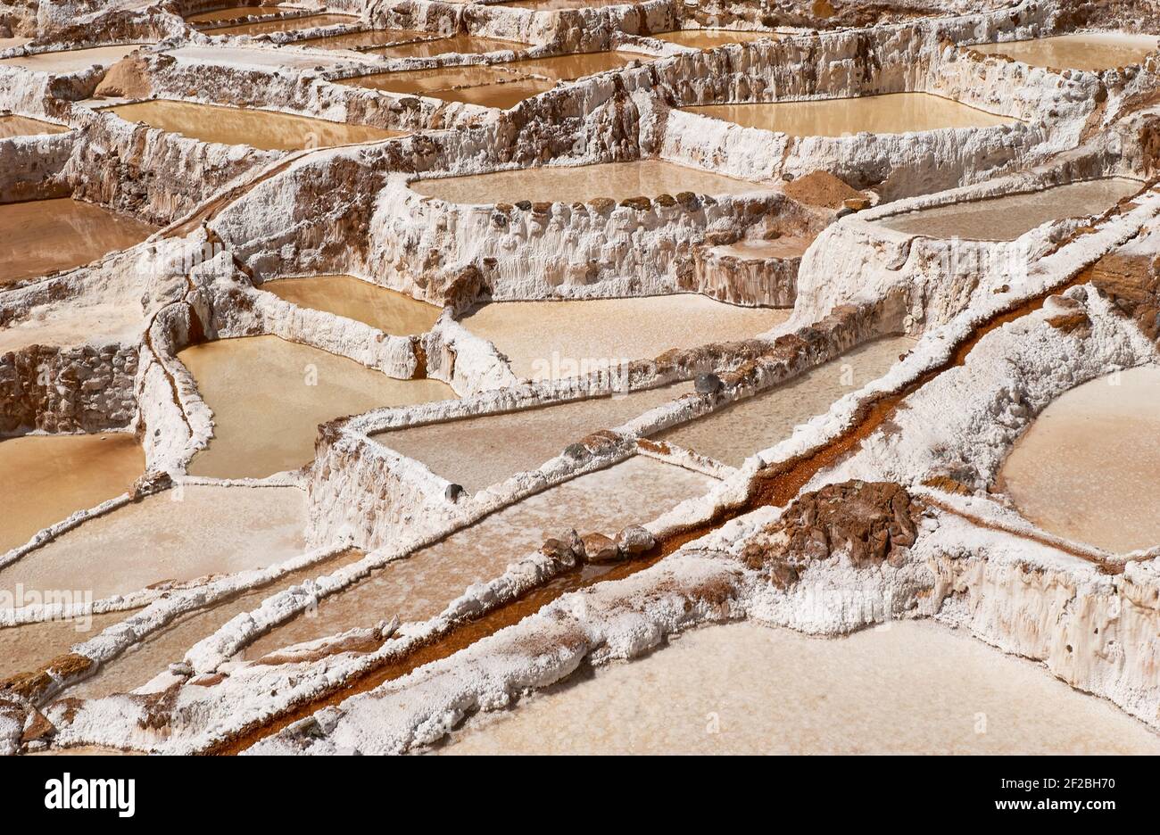Marmites de sel inca, terrasses de sel et salin de Pichintoto, Salineras de Maras, Vallée Sacrée des Incas, Urubamba près de Cusco, Pérou Banque D'Images