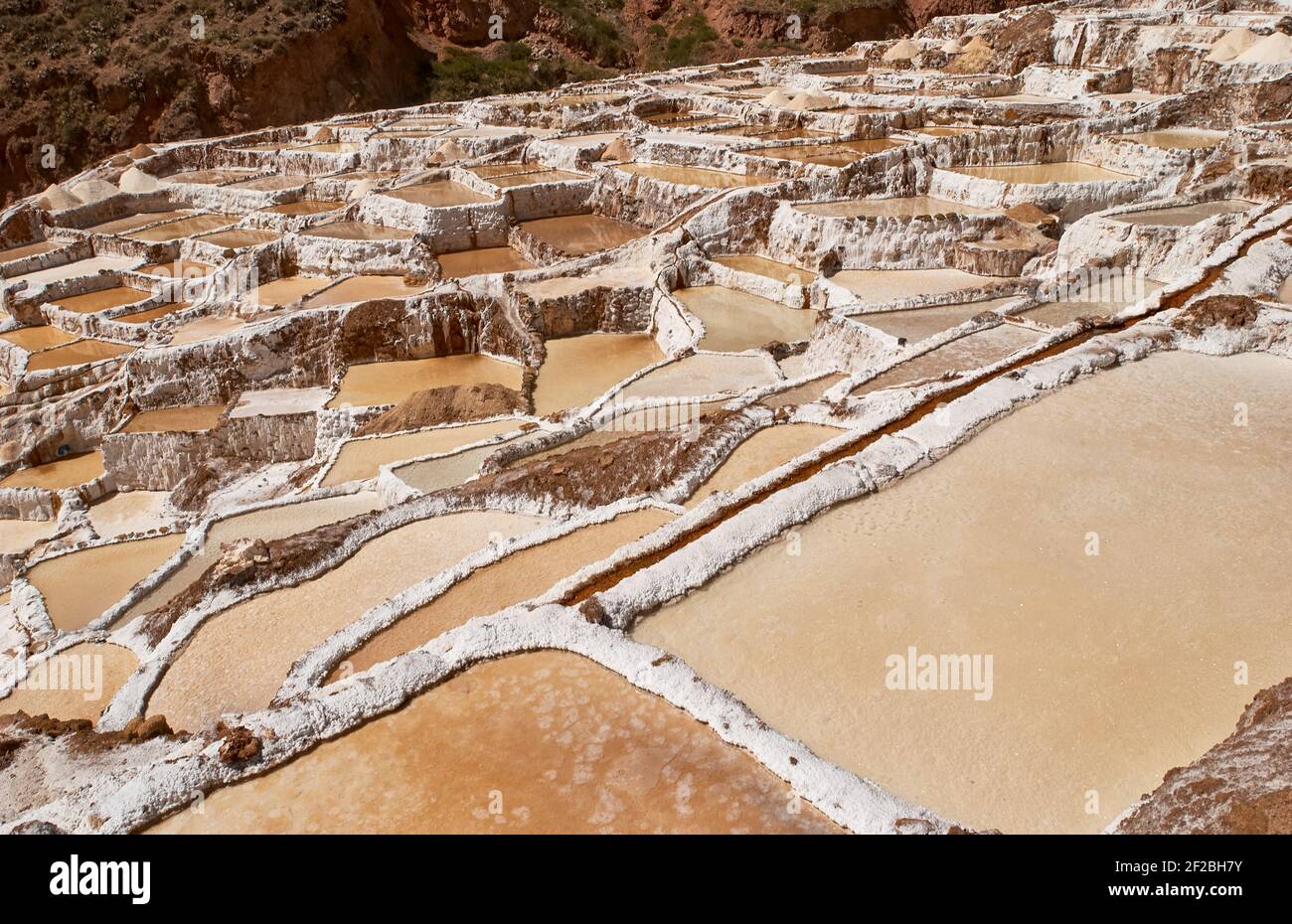 Marmites de sel inca, terrasses de sel et salin de Pichintoto, Salineras de Maras, Vallée Sacrée des Incas, Urubamba près de Cusco, Pérou Banque D'Images