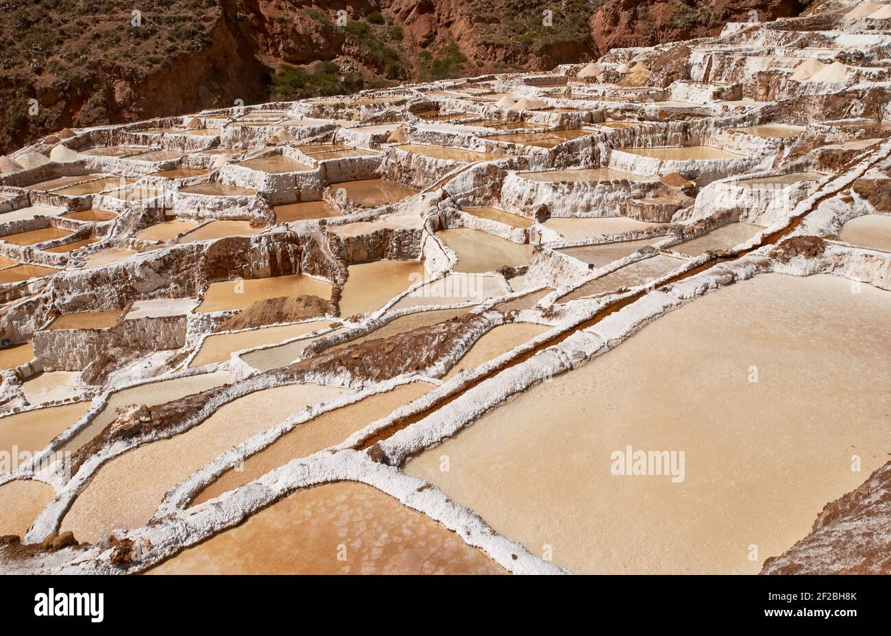 Marmites de sel inca, terrasses de sel et salin de Pichintoto, Salineras de Maras, Vallée Sacrée des Incas, Urubamba près de Cusco, Pérou Banque D'Images