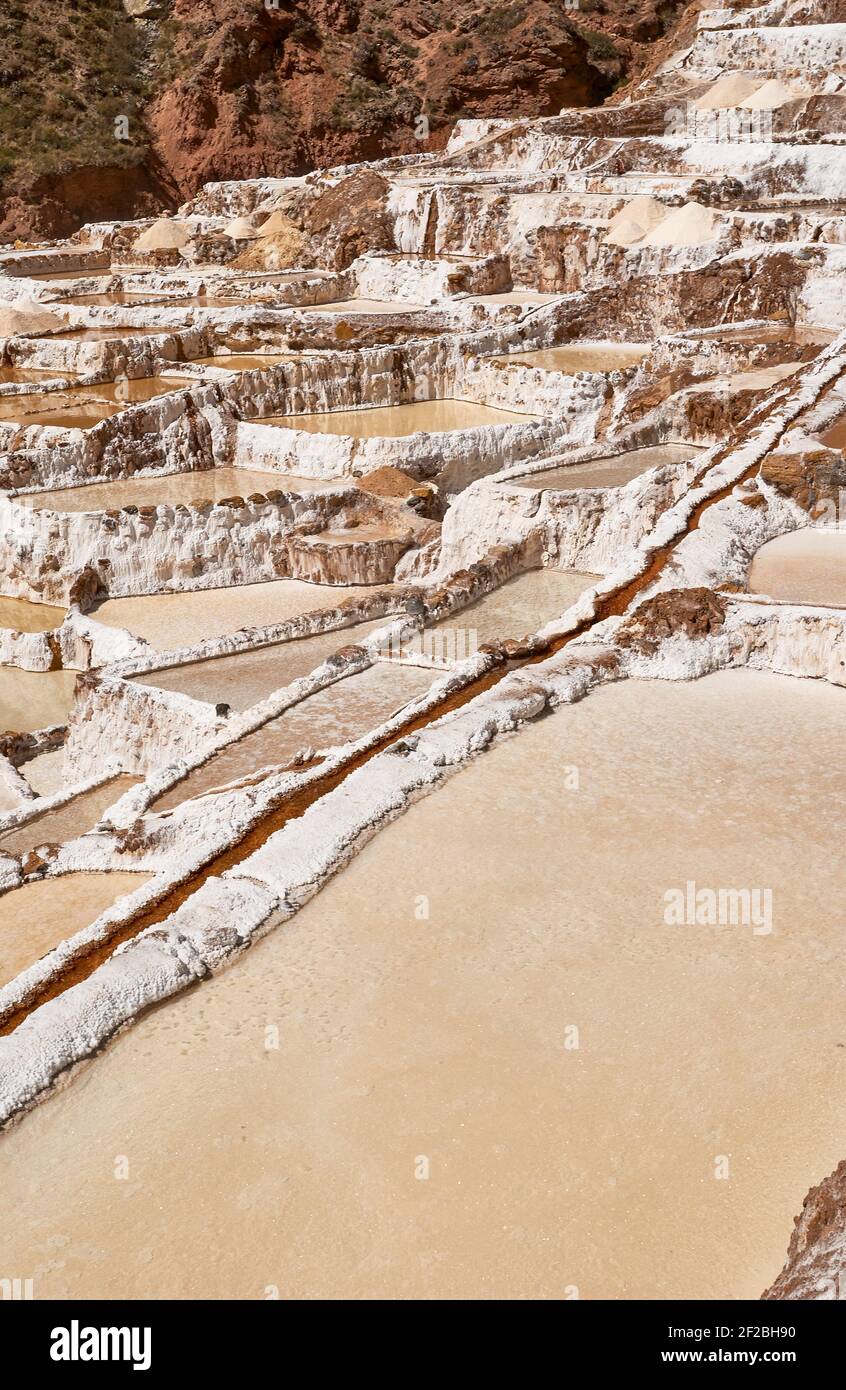 Marmites de sel inca, terrasses de sel et salin de Pichintoto, Salineras de Maras, Vallée Sacrée des Incas, Urubamba près de Cusco, Pérou Banque D'Images