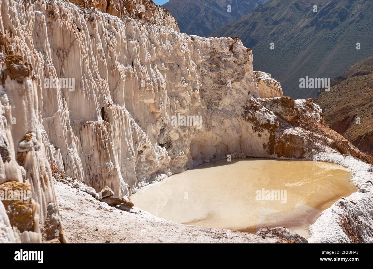 Marmites de sel inca, terrasses de sel et salin de Pichintoto, Salineras de Maras, Vallée Sacrée des Incas, Urubamba près de Cusco, Pérou Banque D'Images