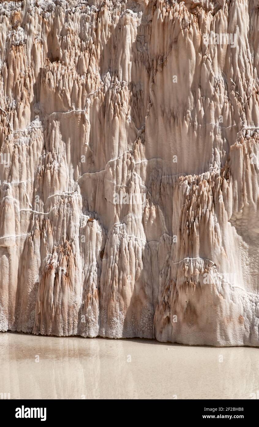 Marmites de sel inca, terrasses de sel et salin de Pichintoto, Salineras de Maras, Vallée Sacrée des Incas, Urubamba près de Cusco, Pérou Banque D'Images