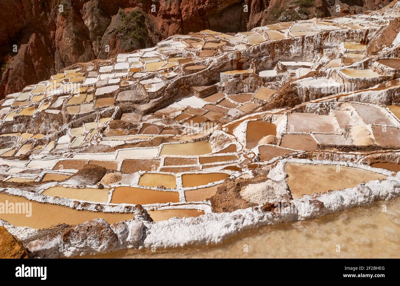 Marmites de sel inca, terrasses de sel et salin de Pichintoto, Salineras de Maras, Vallée Sacrée des Incas, Urubamba près de Cusco, Pérou Banque D'Images