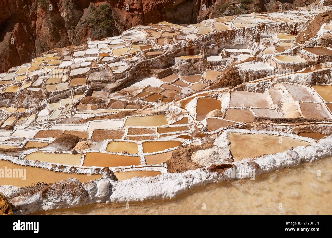 Marmites de sel inca, terrasses de sel et salin de Pichintoto, Salineras de Maras, Vallée Sacrée des Incas, Urubamba près de Cusco, Pérou Banque D'Images