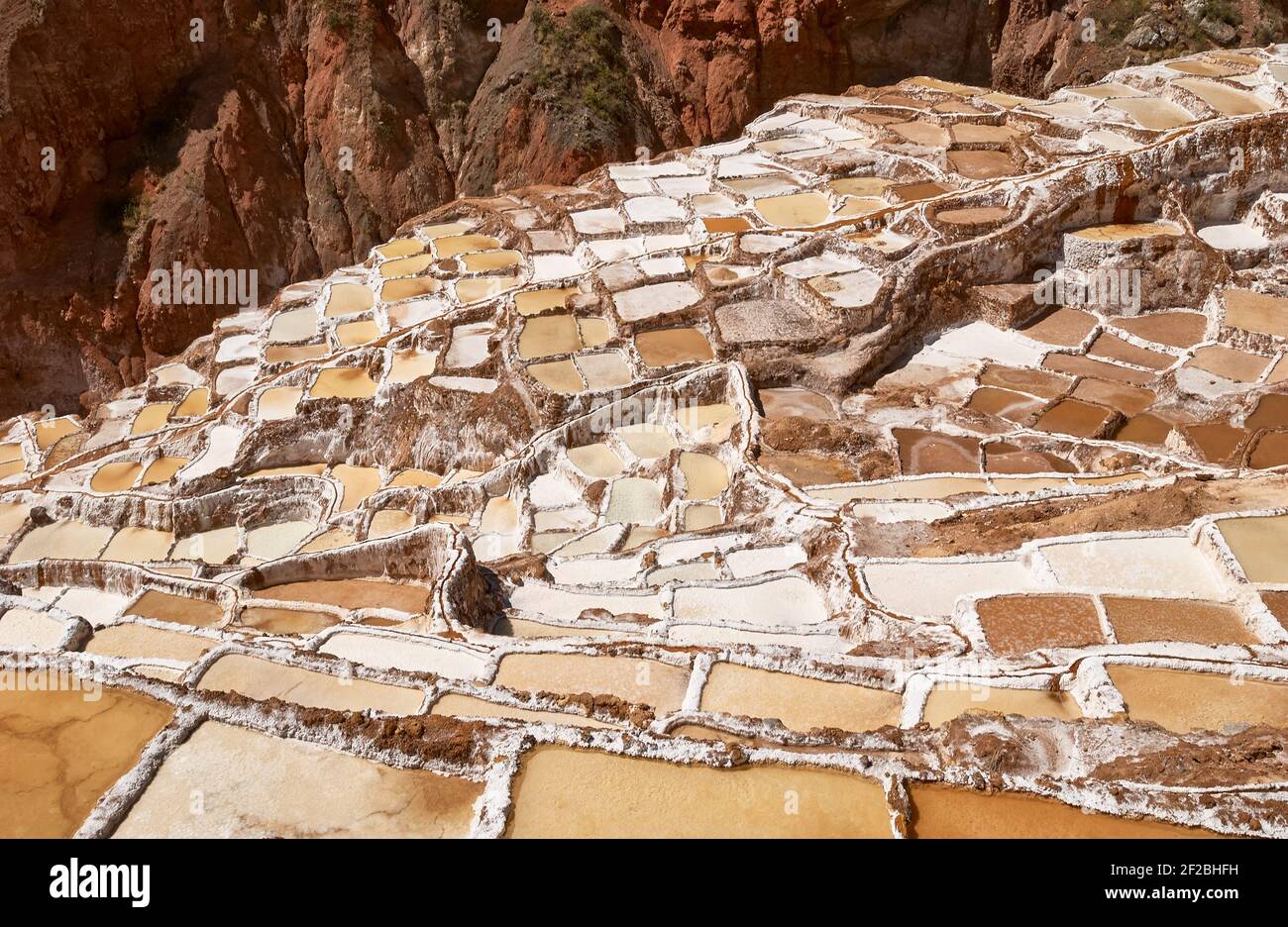 Marmites de sel inca, terrasses de sel et salin de Pichintoto, Salineras de Maras, Vallée Sacrée des Incas, Urubamba près de Cusco, Pérou Banque D'Images