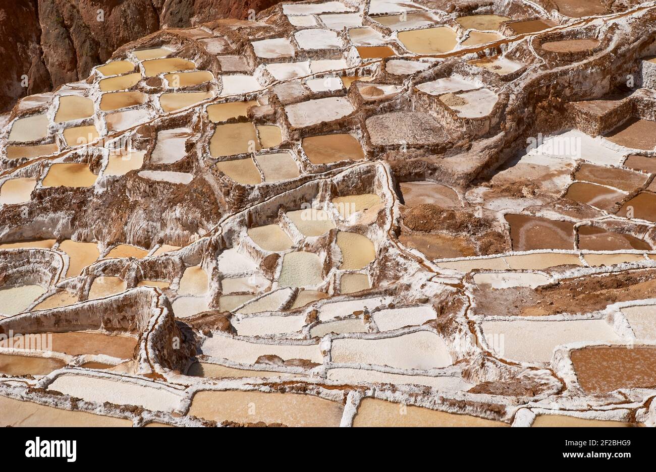 Marmites de sel inca, terrasses de sel et salin de Pichintoto, Salineras de Maras, Vallée Sacrée des Incas, Urubamba près de Cusco, Pérou Banque D'Images