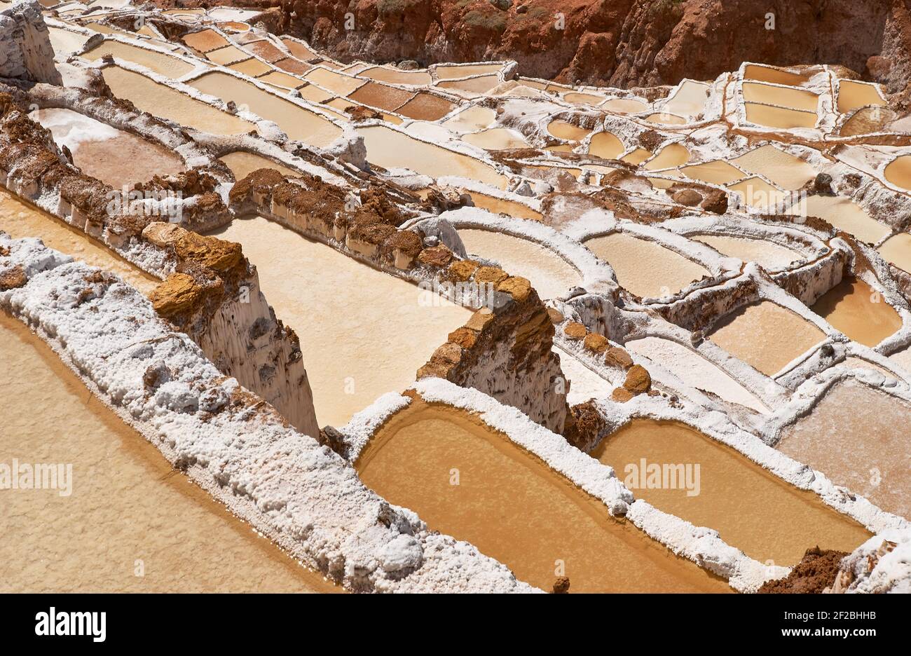 Marmites de sel inca, terrasses de sel et salin de Pichintoto, Salineras de Maras, Vallée Sacrée des Incas, Urubamba près de Cusco, Pérou Banque D'Images