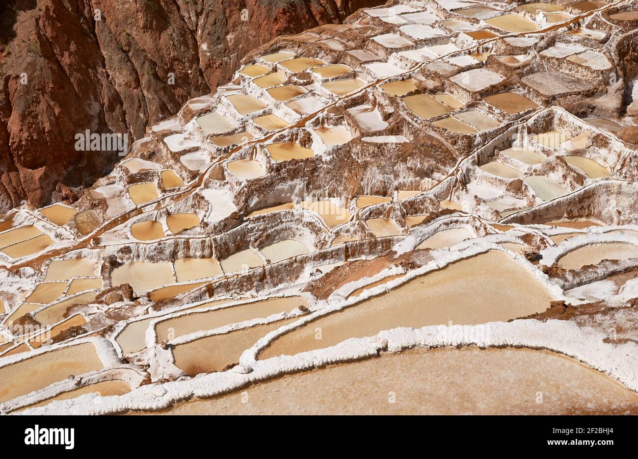 Marmites de sel inca, terrasses de sel et salin de Pichintoto, Salineras de Maras, Vallée Sacrée des Incas, Urubamba près de Cusco, Pérou Banque D'Images