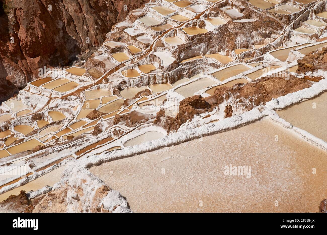Marmites de sel inca, terrasses de sel et salin de Pichintoto, Salineras de Maras, Vallée Sacrée des Incas, Urubamba près de Cusco, Pérou Banque D'Images