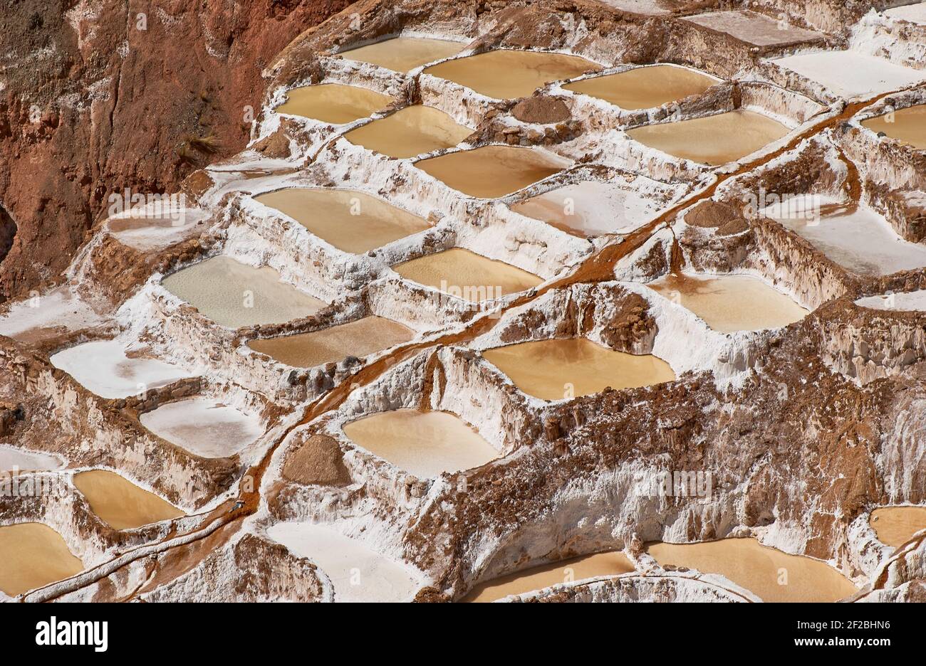 Marmites de sel inca, terrasses de sel et salin de Pichintoto, Salineras de Maras, Vallée Sacrée des Incas, Urubamba près de Cusco, Pérou Banque D'Images