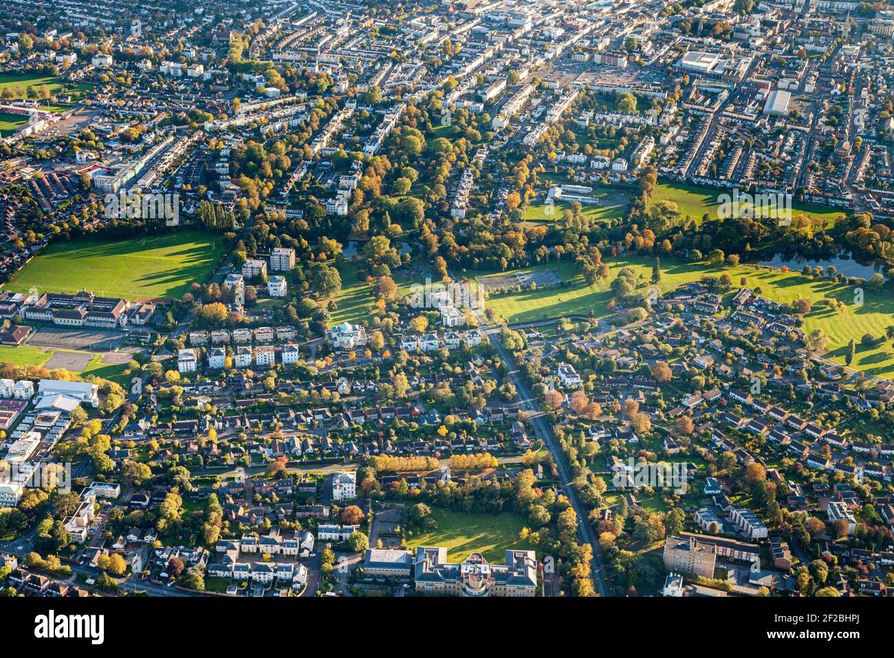Vue aérienne de l'UCAS, de la salle de pompage Pittville et du parc Pittville, Cheltenham, Gloucestershire, Royaume-Uni Banque D'Images