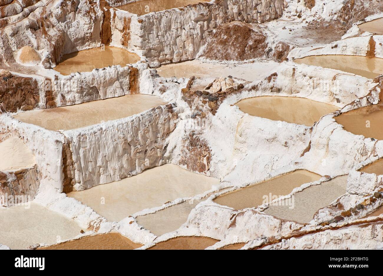 Marmites de sel inca, terrasses de sel et salin de Pichintoto, Salineras de Maras, Vallée Sacrée des Incas, Urubamba près de Cusco, Pérou Banque D'Images