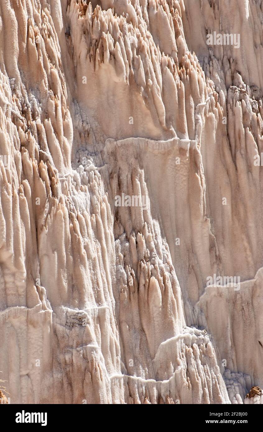 Marmites de sel inca, terrasses de sel et salin de Pichintoto, Salineras de Maras, Vallée Sacrée des Incas, Urubamba près de Cusco, Pérou Banque D'Images