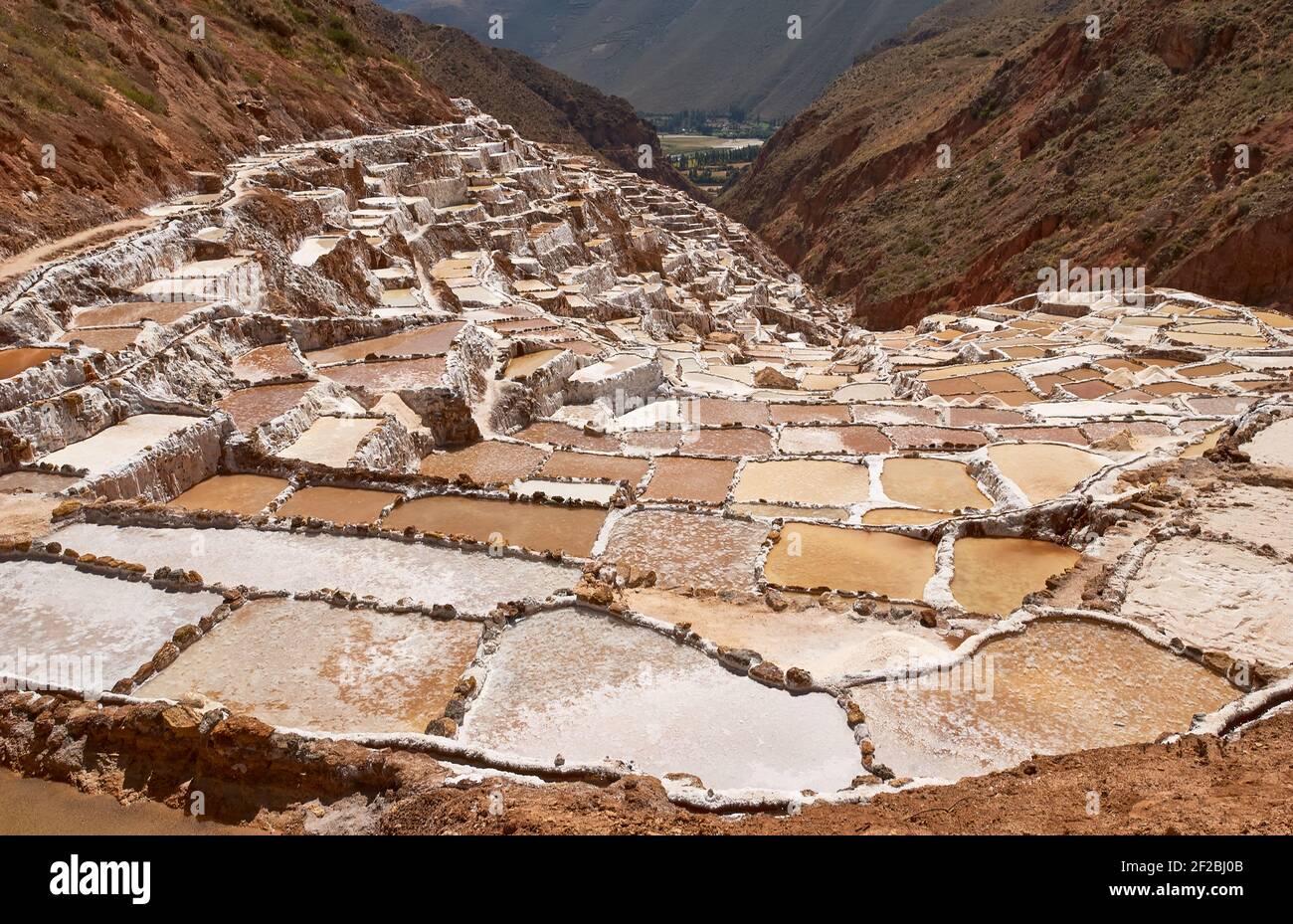 Marmites de sel inca, terrasses de sel et salin de Pichintoto, Salineras de Maras, Vallée Sacrée des Incas, Urubamba près de Cusco, Pérou Banque D'Images