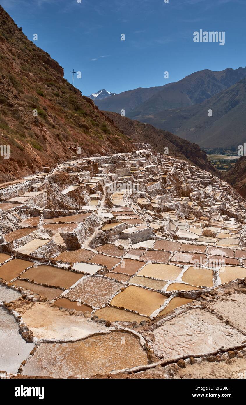 Marmites de sel inca, terrasses de sel et salin de Pichintoto, Salineras de Maras, Vallée Sacrée des Incas, Urubamba près de Cusco, Pérou Banque D'Images