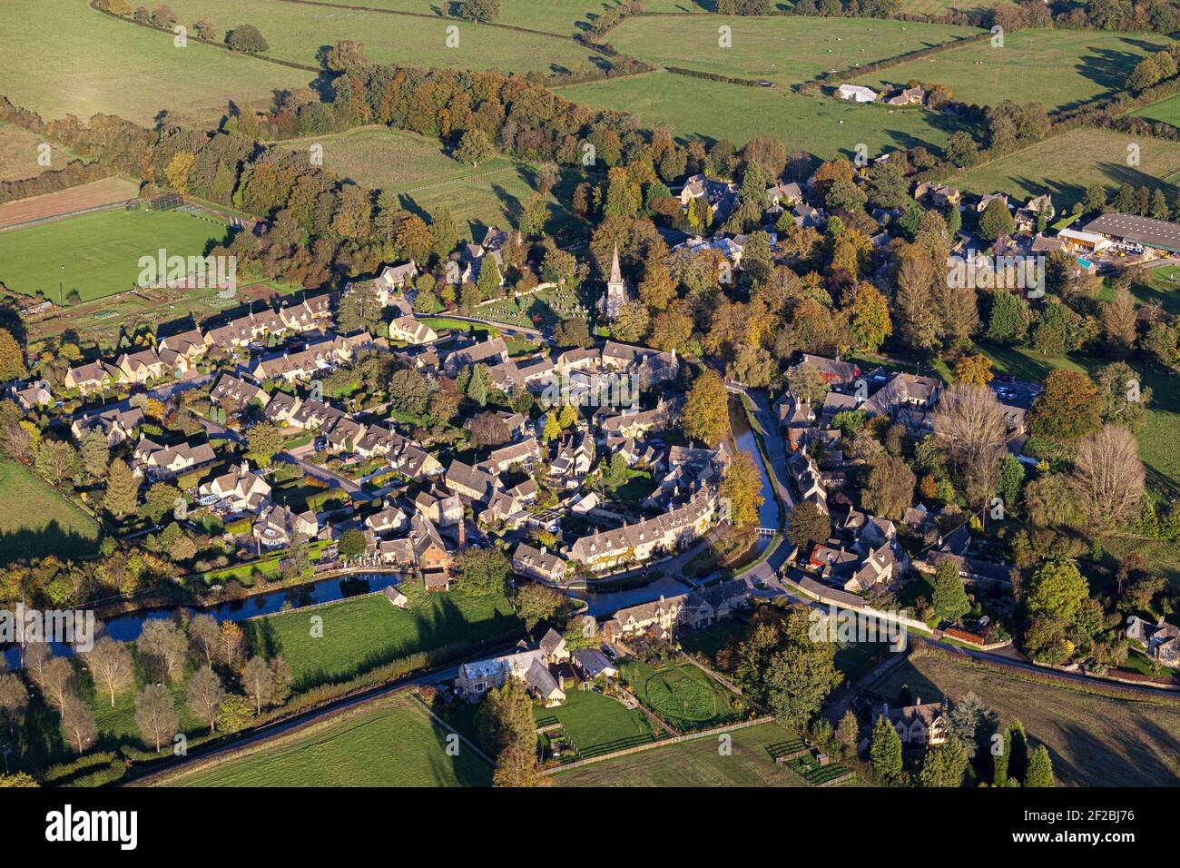 Vue aérienne du village de Lower Slaughter, Gloucestershire, Royaume-Uni Banque D'Images