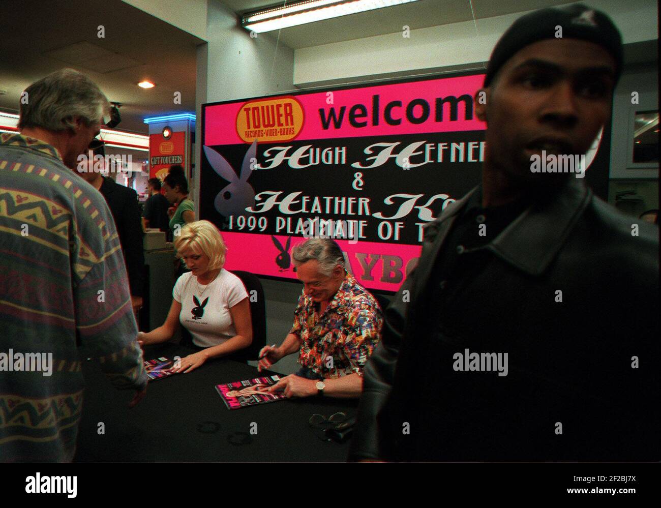 Hugh Hefner et Heather Kozar, 1999 Playmate de l'année, à une signature à Tower Records à Londres aujourd'hui. Minder en cours sur la droite.19.5.99 pic:JOHN VOOS Banque D'Images