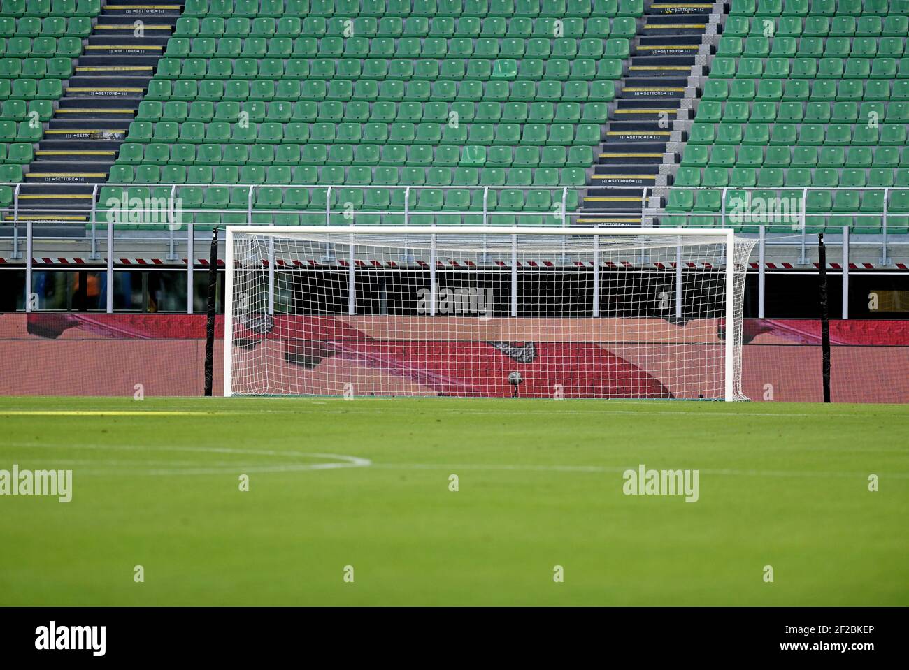 Professionnel italien Serie UN match de football a joué dans un stade vide de Giuseppe Meazza, en raison des règles saines Covid-19, à Milan.Italie. Banque D'Images