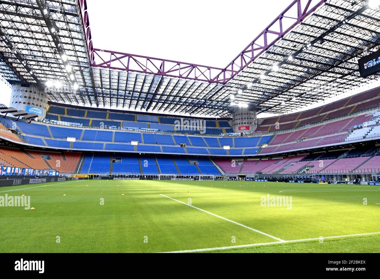 Professionnel italien Serie UN match de football a joué dans un stade vide de Giuseppe Meazza, en raison des règles saines Covid-19, à Milan.Italie. Banque D'Images