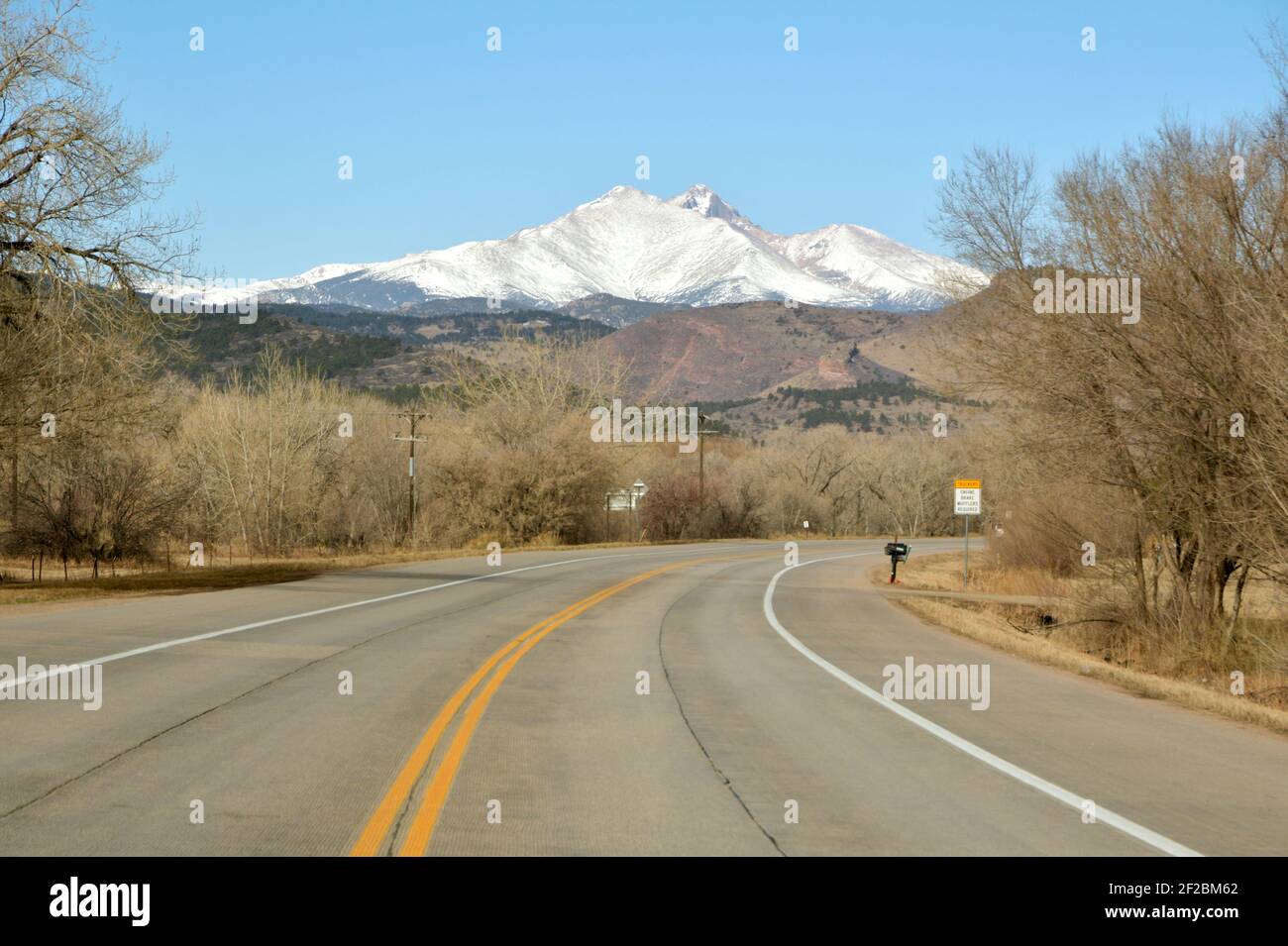 Vue sur longs Peak, un Fourteener dans le parc national de Rocky Mountain, et les Foothills depuis l'autoroute UTE, 66, à Longmont, Colorado Banque D'Images